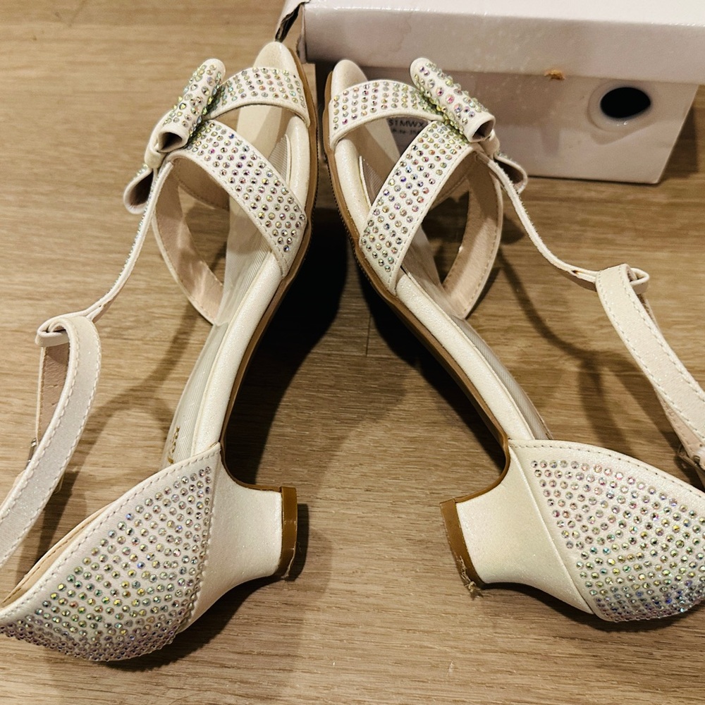 Elegant Cream Sandals with Rhinestone Bow - Picture 3 of 8